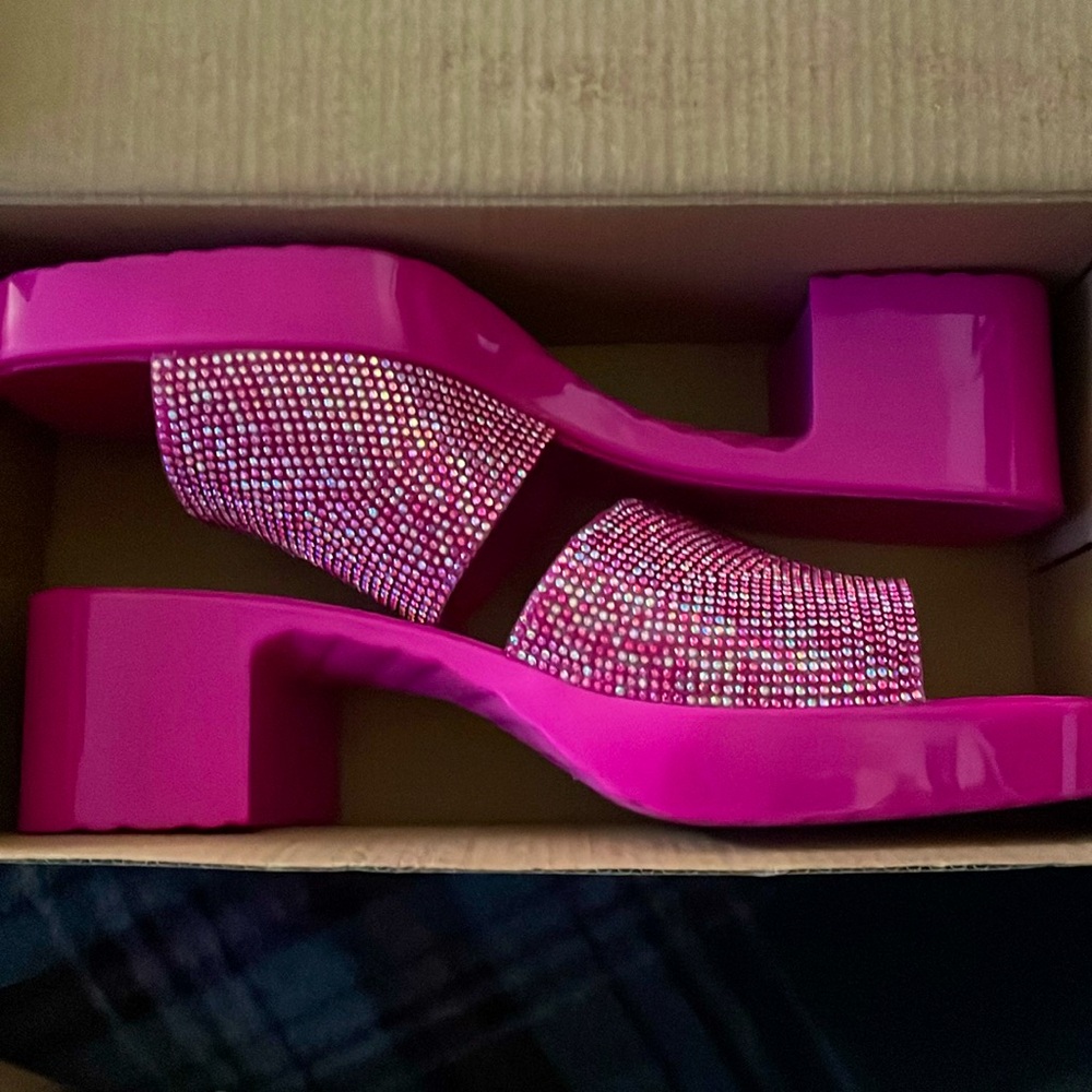 They have a 4 inch heal, all pink with sparkling top, fussy soul bottoms
